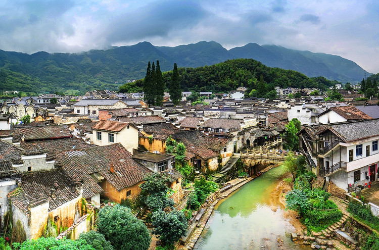 航拍衢州廿八都古镇云雾缭绕似仙境