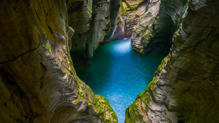 验遇地心谷,在崖壁上行走的土家人