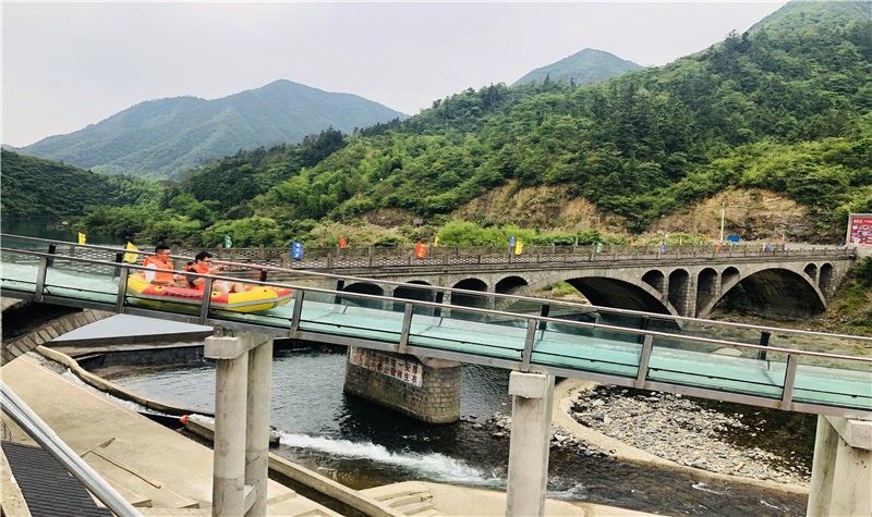 黄山杨家寨高空玻璃漂流