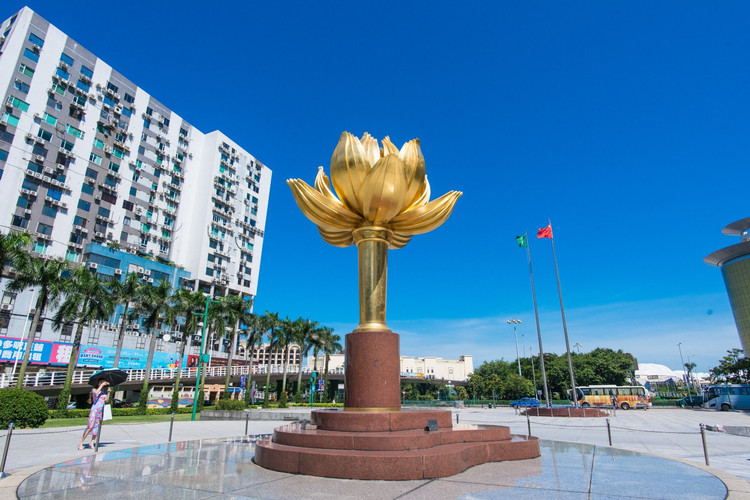 不得不来的金莲花广场金莲花广场,虽然是一个很小的广场,但这里却是