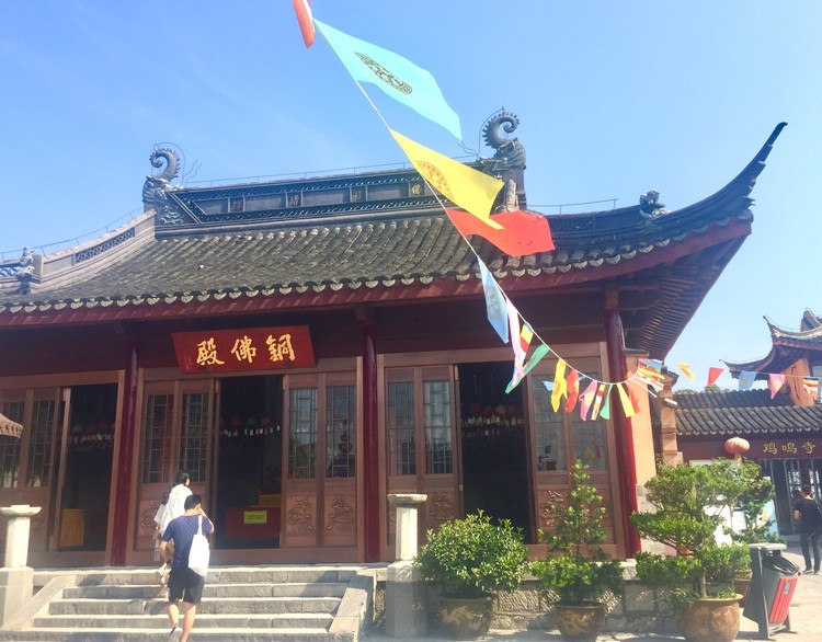 鸡鸣寺观音殿,殿内正面供奉的是一尊5米高的海岛观音塑像.
