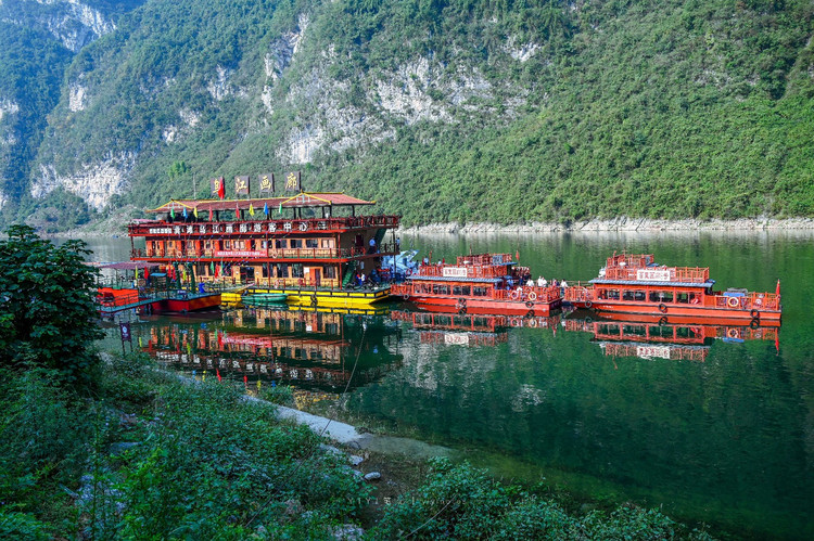 清晨登上乌江画廊的游船,看两岸满目的青山绿水和烟波浩渺,好不惬意.