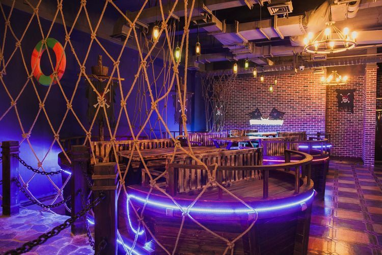 餐厅向里走就是更一处现代人喜欢的方—金航线酒吧,这里加勒比海盗