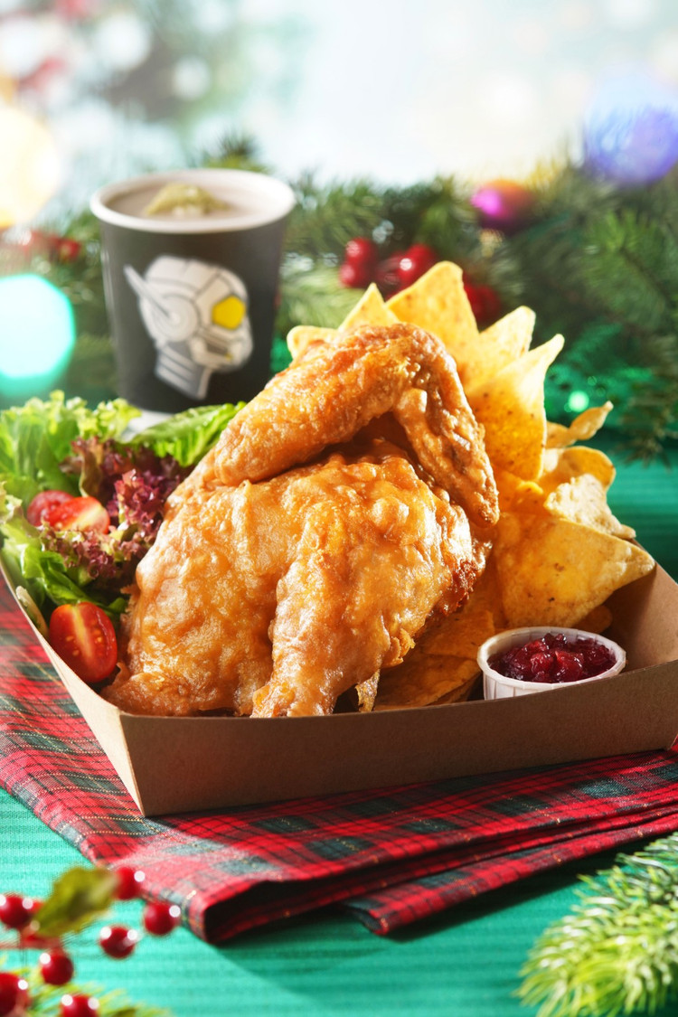 火箭餐厅:火箭圣诞精选套餐半只炸鸡,搭配酸甜健康的蔓越梅汁,和香甜