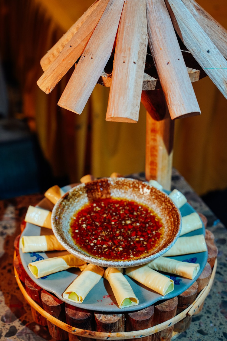 现捞特色豆皮 这道菜不是涮在火锅里面吃的哦 豆皮里面卷着黄瓜,蘸上