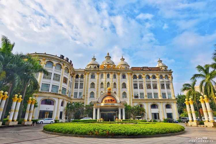 远观酒店,就如一座瑰丽堂皇的宫殿,在蓝天白云底下熠熠生辉. 关于酒店