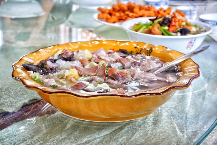 菜马家沟生态旅游景区除了采摘果蔬,还可以品尝农家乐,地道的蓬莱美食