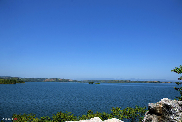 可以看到整个丹江口大坝全景,直达烟波浩渺,有小太平洋之称的沧浪海