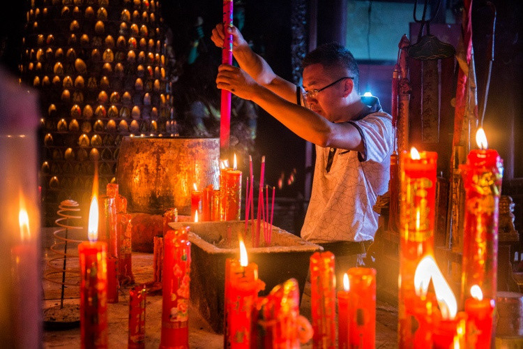 高考在即,家长纷纷凌晨爬葛仙山烧香祈福