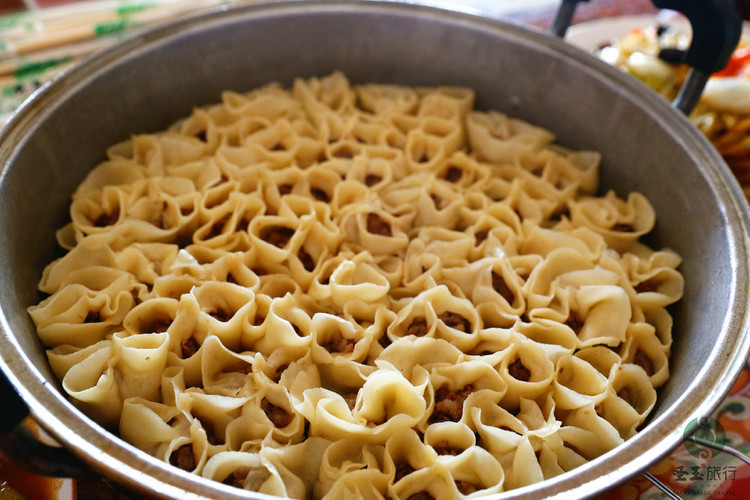 锅贴,非常好吃,里面是肉馅,下面是用油来煎的.