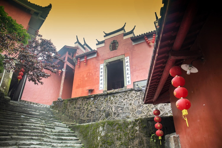 高考在即,家长纷纷凌晨爬葛仙山烧香祈福