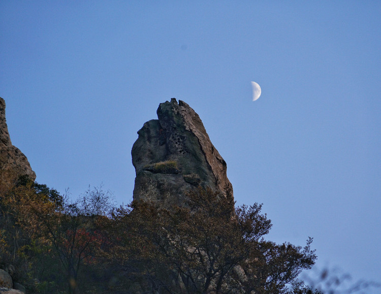 一弯新月挂在山头,黄昏时的天也碧蓝碧蓝的. 天崮山 ,胶东的小黄山