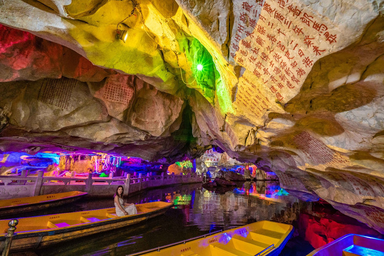 龙岩 洞——千里诗廊  龙岩 洞是石室岩最大最宽最长的一个洞,弯颓