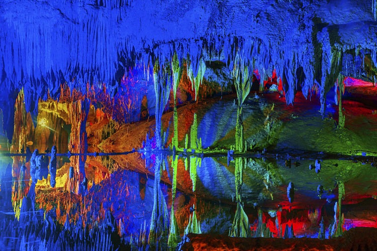 娄底 游梅山龙宫,赏溶洞的奇幻美景 【龙宫仙苑景区】 一碧平湖映出了