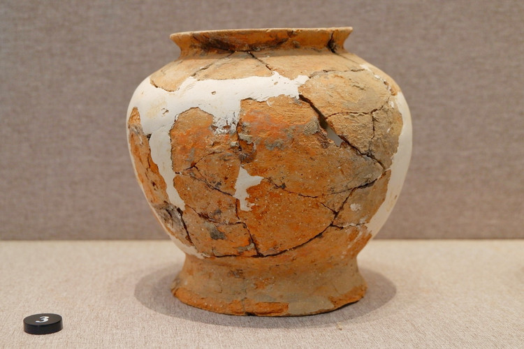 "玉"见良渚 从陶器的使用上来看,良渚遗址出土的陶器以黑皮陶,夹砂灰