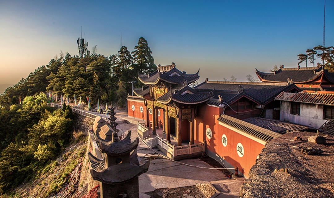 葛仙山位于上饶市铅山县中部;远望葛仙山如同一巨鳌,耸立于峰峦豁谷之
