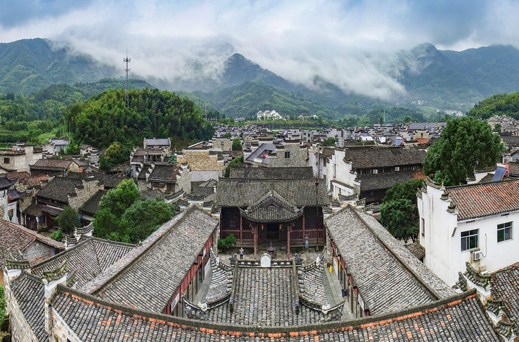 航拍衢州廿八都古镇云雾缭绕似仙境