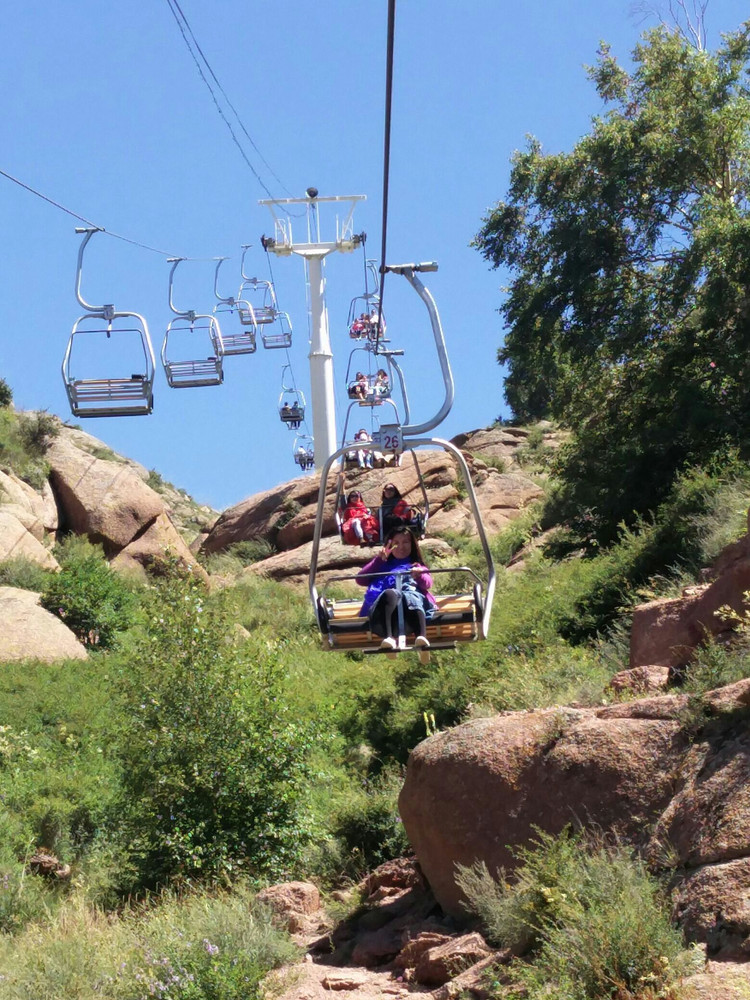 从索道下来,就是黄花沟的主景区,小吃街,游乐设施也都在这里,周围环境