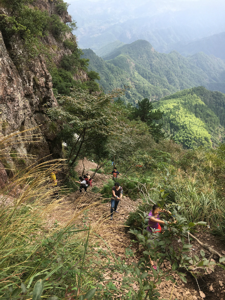 从前坑村前往公寓村大约两个小时的路程,我们一行人很快就到了公盂村