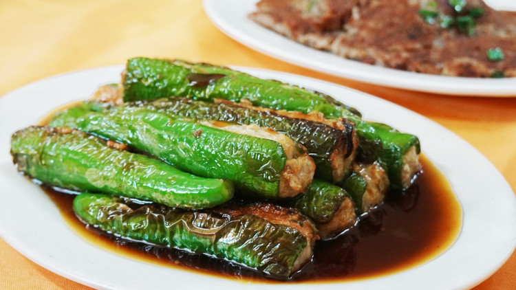 这道酿尖椒,辣椒里酿的是鱼肉,青皮微辣,鱼肉鲜甜,吃起来非常开胃.