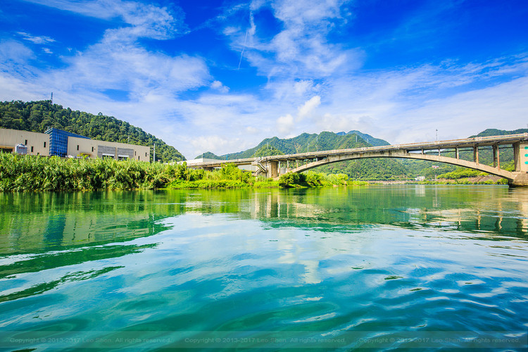 发现17度建德新安江之美-新安江龙舟漂游新安江的江水清澈的令人咋舌