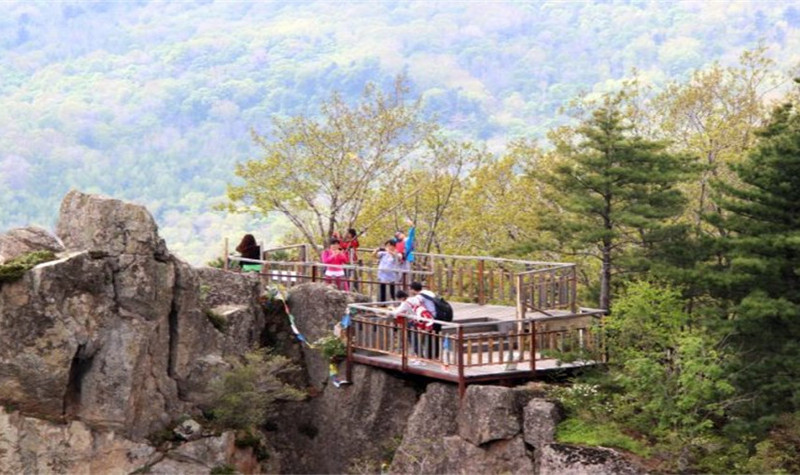 吊水壶景区是横头山国家森林公园的景区之一,是哈尔滨周边的高峰,7月