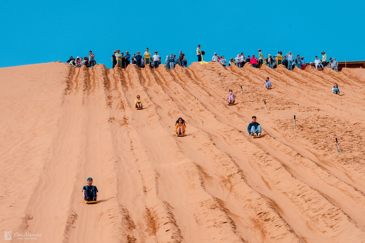 齐聚四大地貌的沙坡头,因为自然条件的撑腰,沙漠越野,骆驼骑行,滑沙