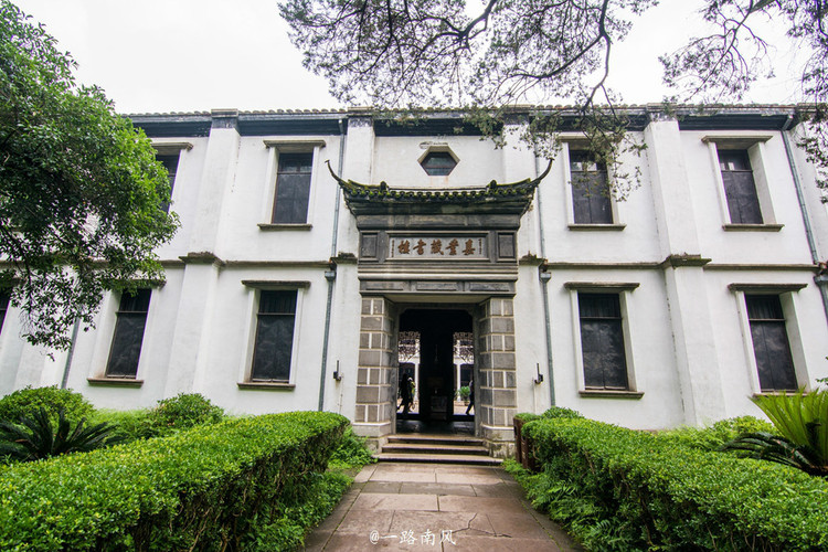 嘉业藏书楼是小莲庄主人刘镛的孙子刘承干所建.