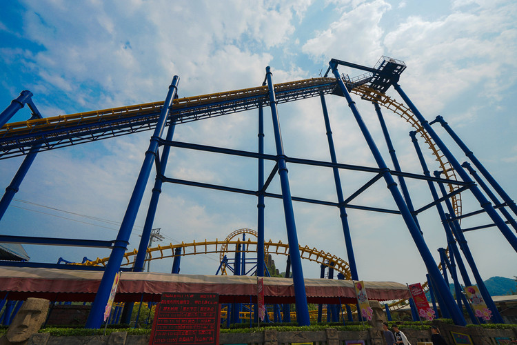 宋城杭州乐园:勇敢者的冒险之城 只能"调戏"下排队玩过山车的游客