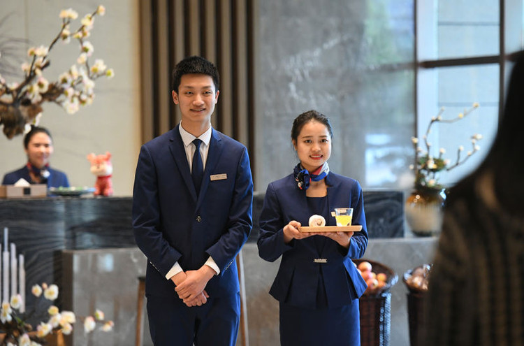 成都美豪丽致高新店 刚刚迈进酒店大门,迎面服务员递来热气腾腾的毛巾