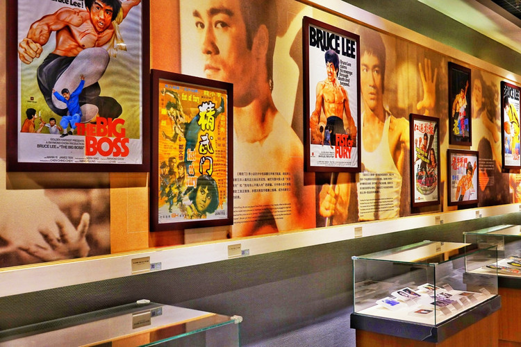 【佛山验客】创意佛山,精彩无限 顺德博物馆李小龙展馆展示了李小龙的