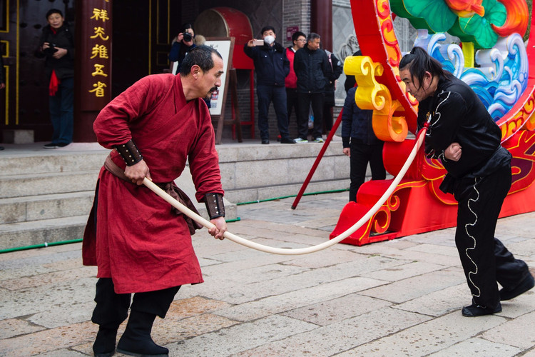 北京天桥老艺人杂耍锅碗瓢盆交响曲,鲤鱼跳龙门,钢针穿玻璃,女子气功