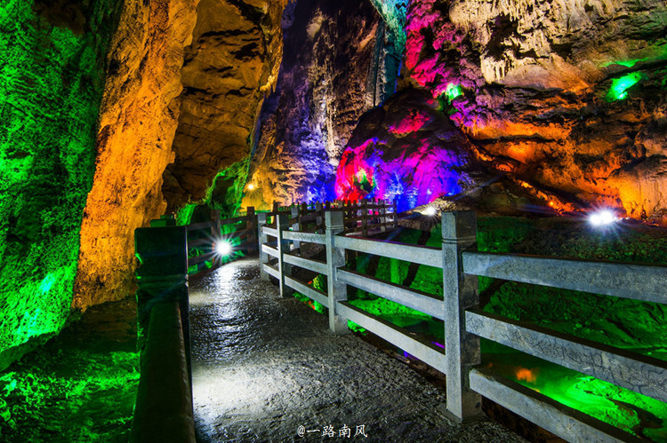 太古洞洞内钟乳挺拔,石笋丛生,石幔高挂,石柱巍峨,石帘低垂,石瀑飞流