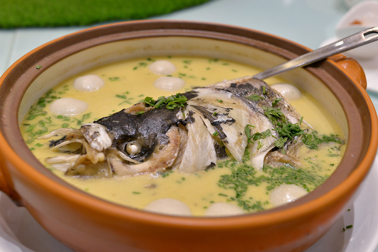浓汤菜团大鱼头 饮食中心:吃就是一种享受
