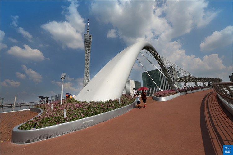 有了这座人行天桥,来广州旅游观光的人会越来越多,毕竟广州塔(小蛮腰)