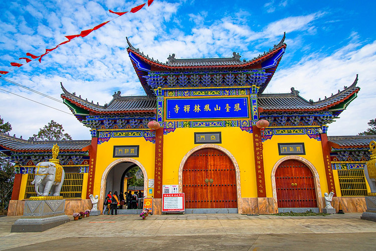 在安徽马鞍山和县的鸡笼山上有座寺庙,名为"凤林禅寺" 凤林禅寺 夏朝