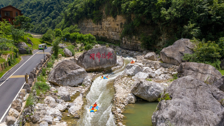 湖北宜昌朝天吼,晚上也能玩漂流,真会玩!