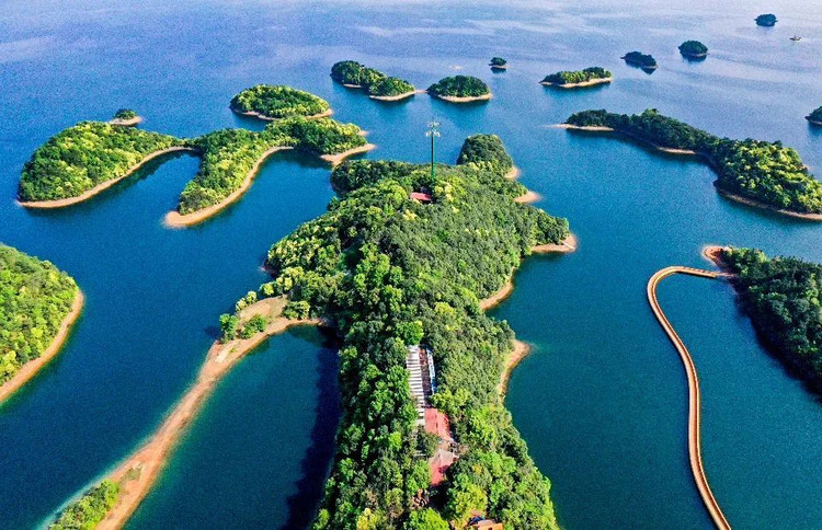 主要由庐山西海巾口景区,庐山西海柘林景区,庐山西海云居山景区组成