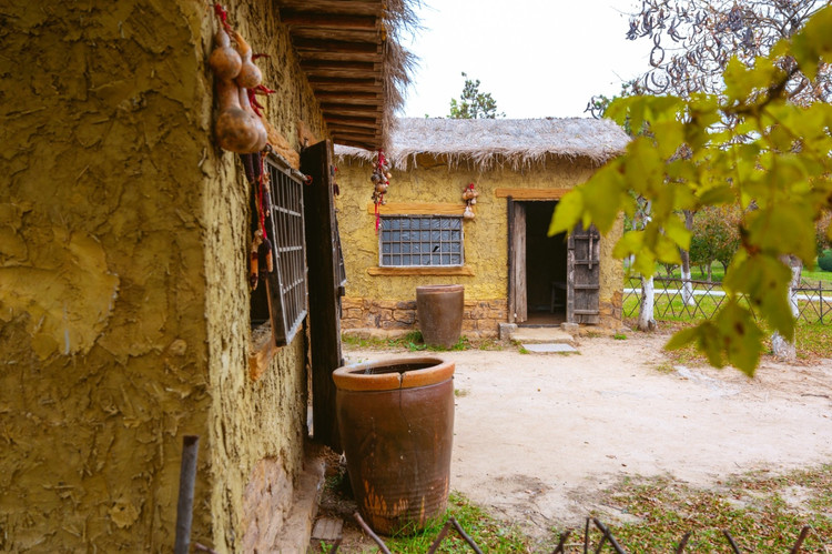 临走时看到了几座破旧的茅草屋,茅草屋在秋色的掩映下所呈现的画面