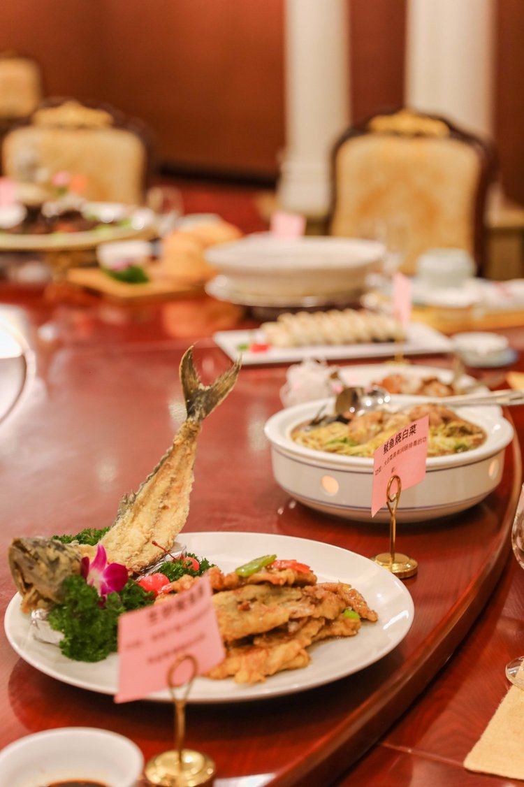 红运大饭店红运大饭店红运大饭店这么多菜里,我最喜欢鲅鱼饺子,老式锅