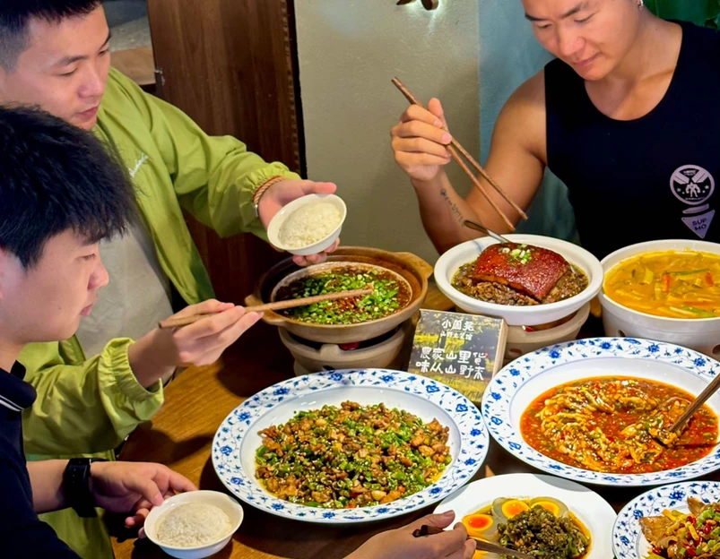 小圆凳·山野土菜馆(锦华万达店) - 成都市旅游 1