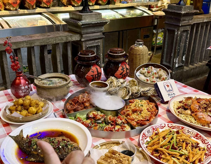 万小七大排档·家常菜·烧烤·海鲜(万松园店) - 武汉市旅游 1