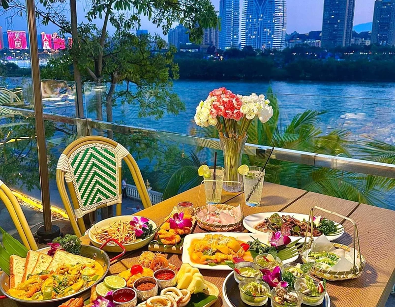 北榄坡·澜湄江景日落餐厅(告庄孔雀城店) - 西双版纳傣族自治州旅游 1