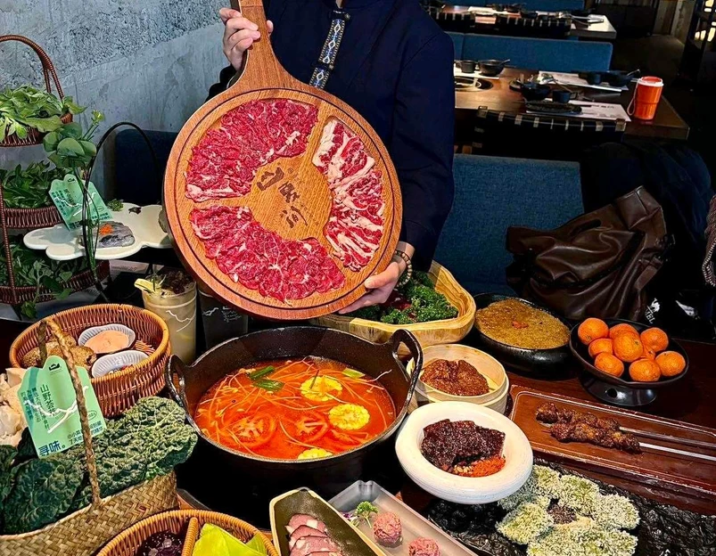 山夏间·酸汤牛肉火锅(保利时光里店) - 成都市旅游 1