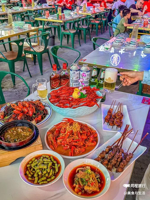 醉豪爽演艺餐厅·龙虾·烧烤·火锅(银都路店) - 上海市旅游