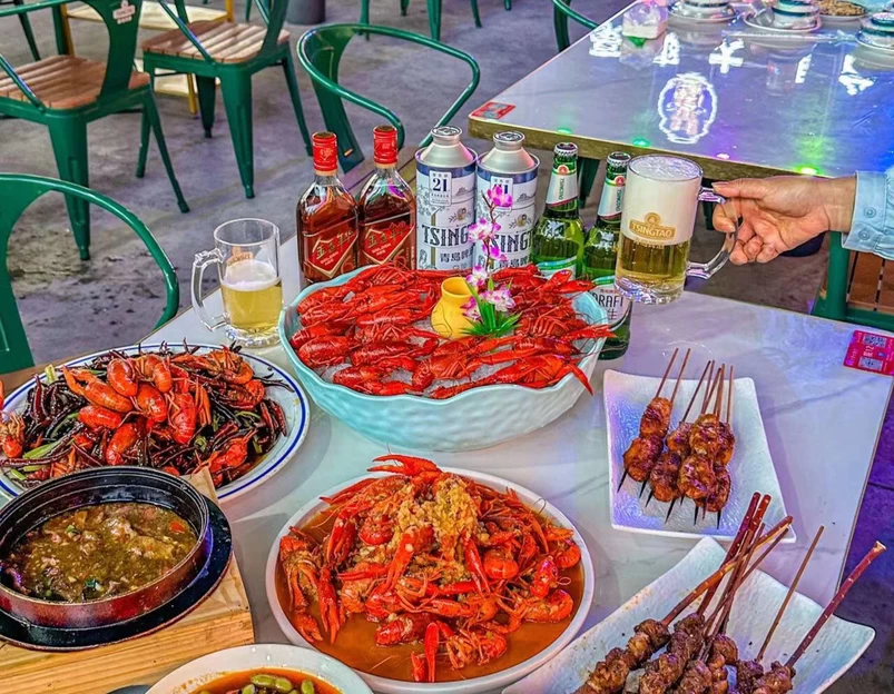 醉豪爽演艺餐厅·龙虾·烧烤·火锅(银都路店) - 上海市旅游 1