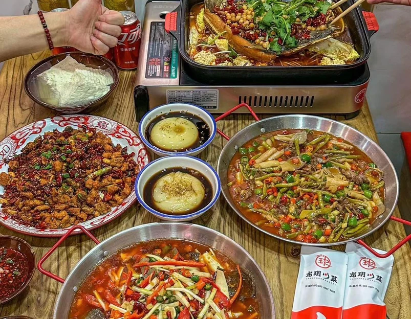 龙玥川菜·豆花饭·夜宵小龙虾(金杨路店) - 上海市旅游 1