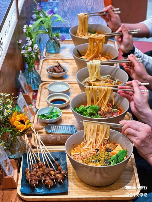 云南花痴米线·花果火锅烧烤(长风大悦城店) - 上海市旅游