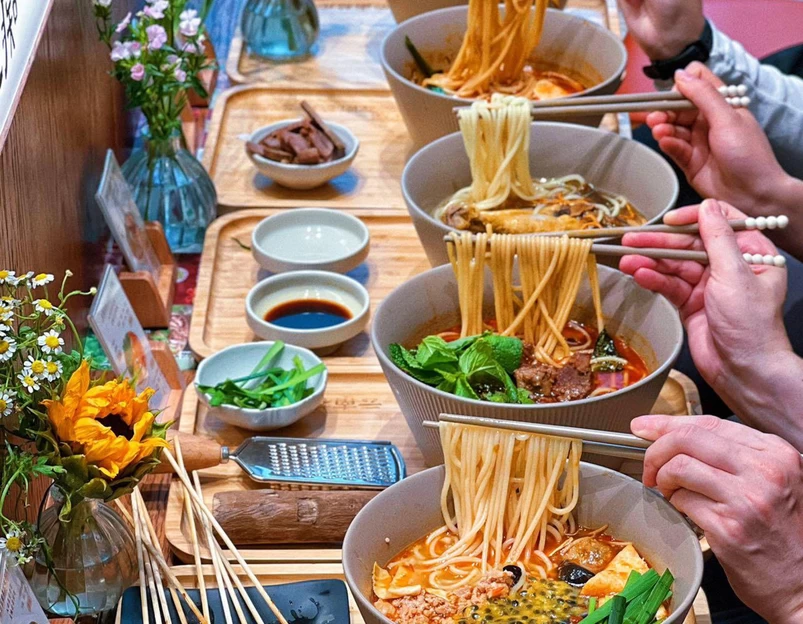 云南花痴米线·花果火锅烧烤(长风大悦城店) - 上海市旅游 1