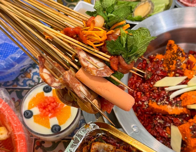 鸟鸟好吃火锅串串店·夜宵(西湖湖滨ICON店) - 杭州市旅游 1